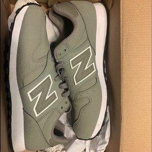 ✨NEVER WORN✨ New Balance Classic Sneakers